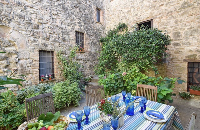 Experience the idyllic atmosphere of Umbria in this charming holiday apartment with pool access
