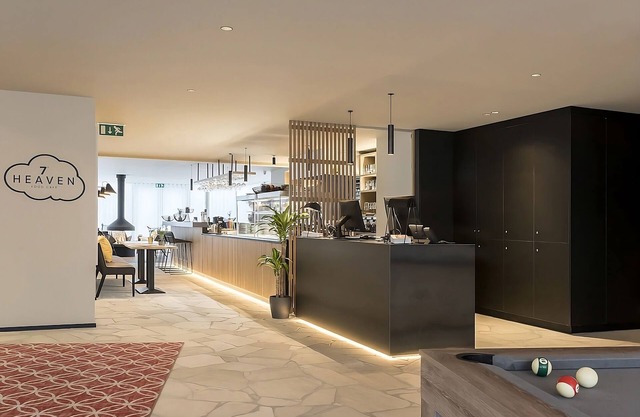 Explore Downtown Antwerp! 4 Large Units w/Kitchen! Covered Parking, Bike Rental