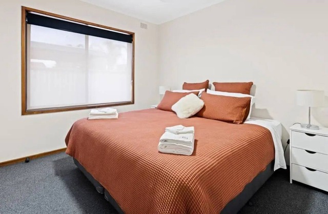 Explore Mildura from this charming 3BR home. Ideal for groups up to 6!