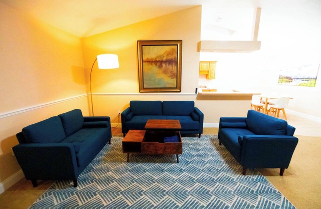Explore the best of Florida roomy 3-bedroom house in charming Newberry with Wifi