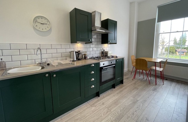 Explore the Cotswolds, modern, parking, central