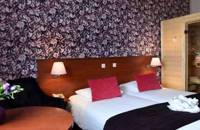 Explore Zevenbergen from Fletcher Hotel – Onsite Restaurant & Parking