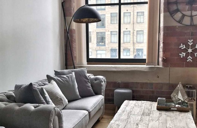 Exposed brickwork, beautiful decor and well located for Saltaire