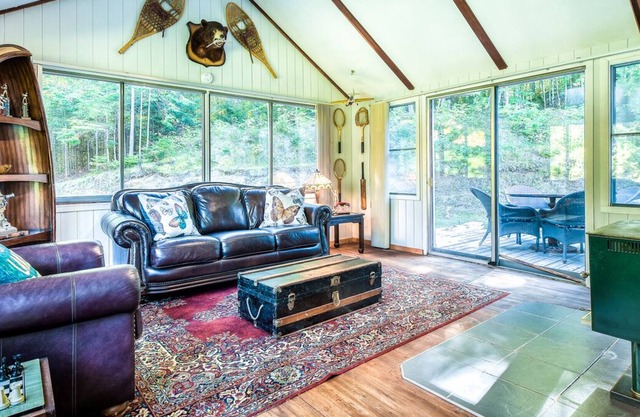 Exquisite chalet with fully-functioning Boat house on the lake