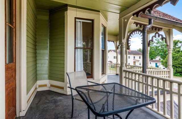 Exquisite 125 Year Old Queen Anne Historical House - 2nd Floor - 4 Room Unit