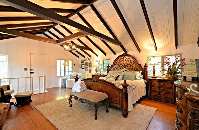 Exquisite Farmhouse with Hot tub 10 mins to TIEC
