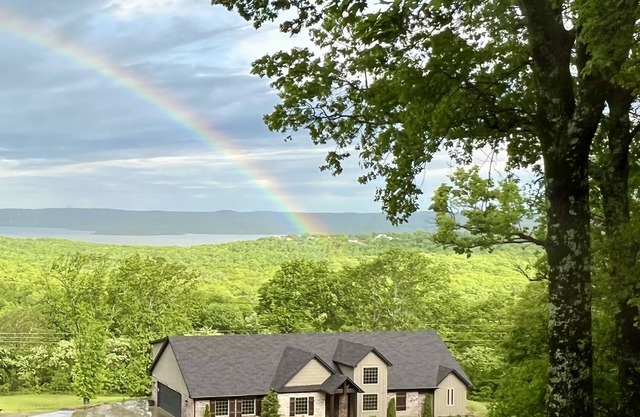 Exquisite Lake Tenkiller Home Away from Home