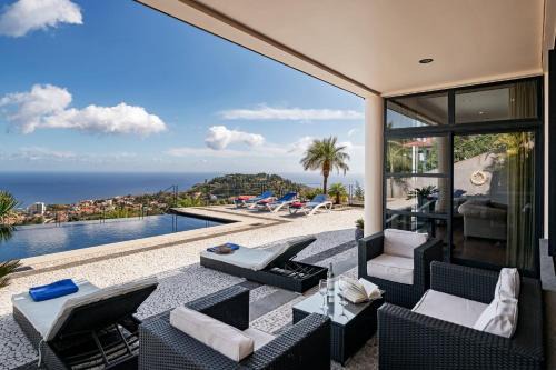 Exquisite Madeira Villa Villa Funchal Luz 5 Bedroom Heated Pool Sea Views Games Room