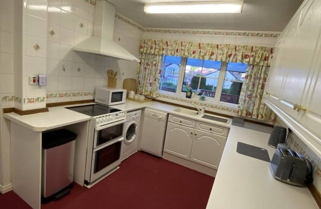 Exquisite Manor House Cul de sac Sleeps 8 with Private Parking