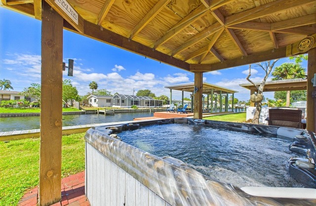 Exquisite Merritt Island 6BR canal home next to Port Canaveral & Cocoa Beach