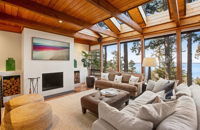 Exquisite oceanfront home with balcony, gym, & washer/dryer