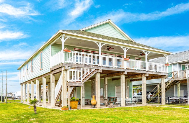 Exquisite oceanfront home with pier, easy fishing, balcony, lovely views & deck