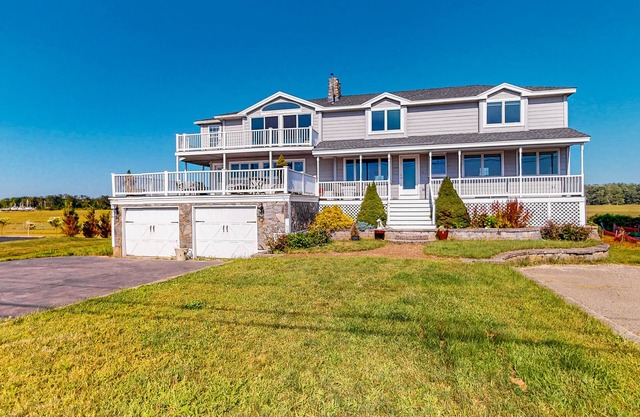 Exquisite oceanfront home with fireplace, balcony, AC & W/D