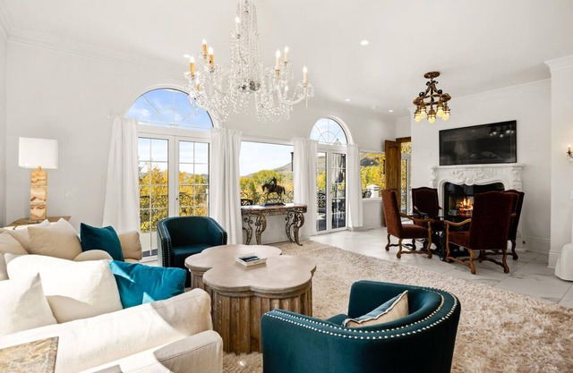 Exquisite pet friendly home, 5 blks from Gondola with stunning views!