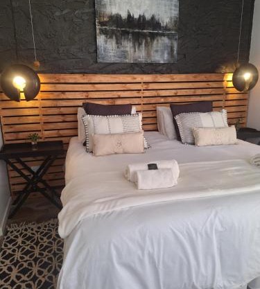EXQUISITE PRIVATE LUXURY SUITE WITH KING BED at BOKMAKIERIE VILLAS