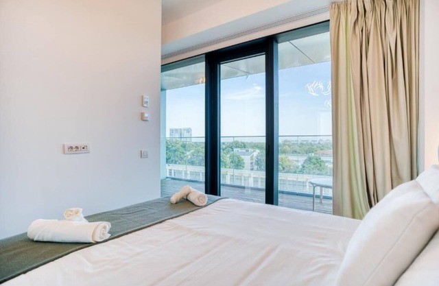 Exquisite Serenity: One-Bedroom Oasis & Nice Views