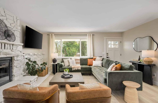 Exquisite Single Level Retreat on Half-Acre, All New Decor and Furnishing, Pet Friendly, Open Layout