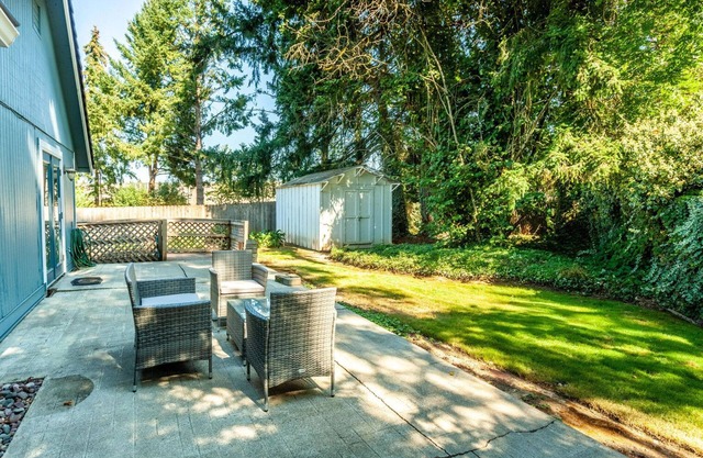 Exquisite Tualatin 2BR w/Parking, nr Shops & Restaurants, by Blueground