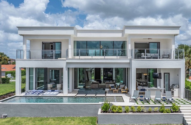 Exquisite Waterfront 6-Bed Home in Naples, Pool & Spa