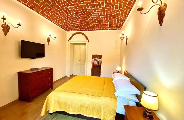 Exquisitely renovated and centrally located apartment with free parking