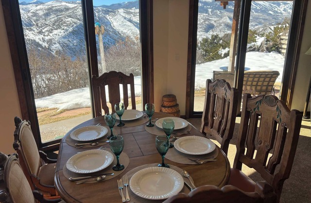 Extended Stay Aspen Snowmass Chalet, Mtn Views, 2 BDRM Family Retreat