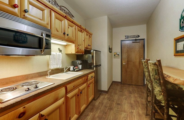Extended Stay King Suite Cottage, Stoney Creek Johnston, Free Hot Breakfast