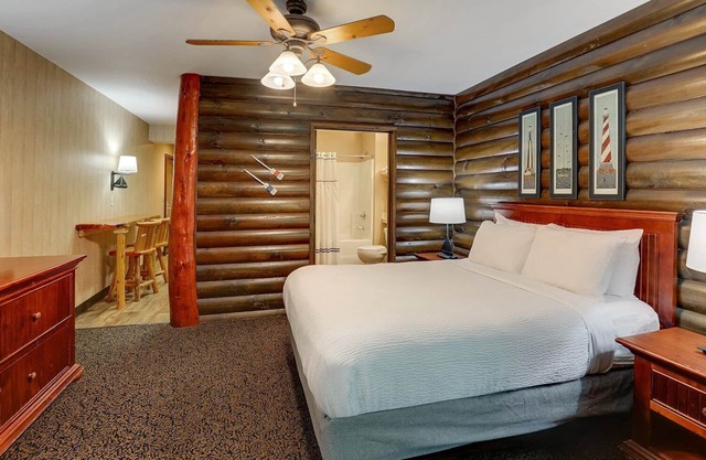 Extended Stay Queen w/Kitchen & Balcony! Stoney Creek | 2 Units