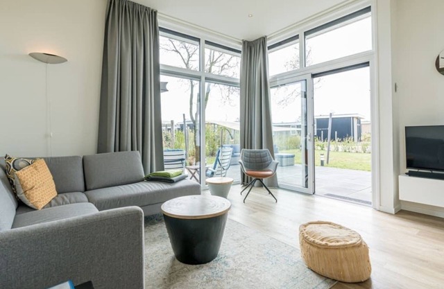 Extensive garden with spacious terraces and even space for a relaxing hammock. With the shade cloth