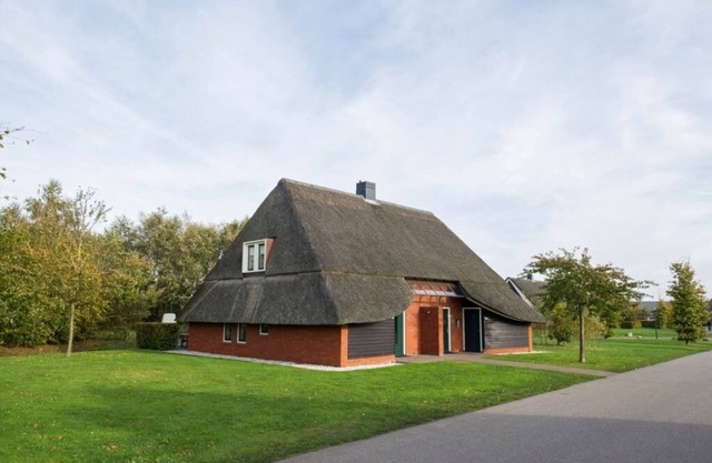 Extra luxury 4-person Wellnessfarmhouse in the holiday park Hof van Saksen