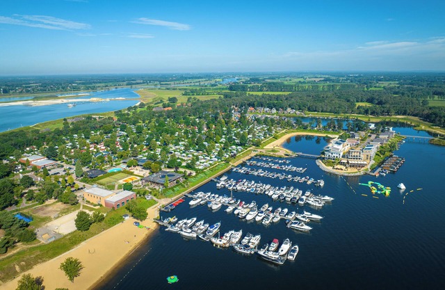 Extra luxury 8-person wellnessvilla in the holiday park Landal Marina Resort Well