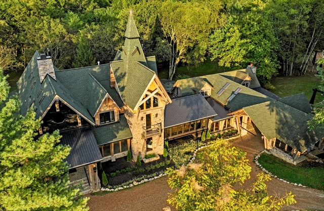 Extraordinary Manor at Dark Horse Estate