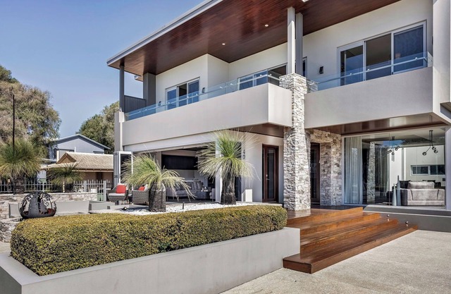 EXTRAVAGENT AND STYLISH TWO STOREY HOME WITH HUGE OUTDOOR ENTERTAINING AREA