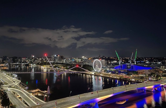 Eyes on the Fireworks Lux Riverfront 2KingBed Apt