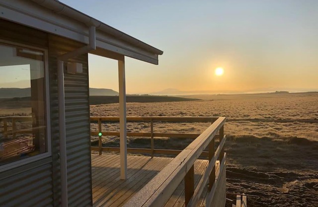 EYVÍK Cottages - Private HOT TUB!