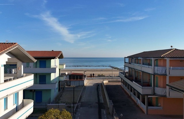 F006 - Fano, three-room apartment with small terrace 30m from the sea