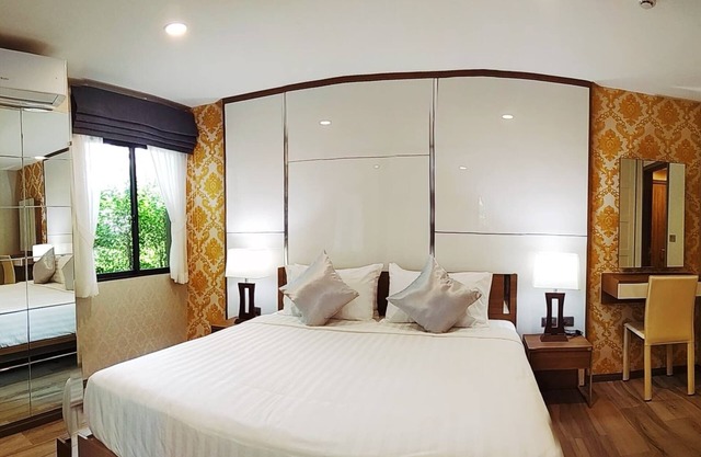 F109 Brand New Executive Luxury Condo Free Netflix