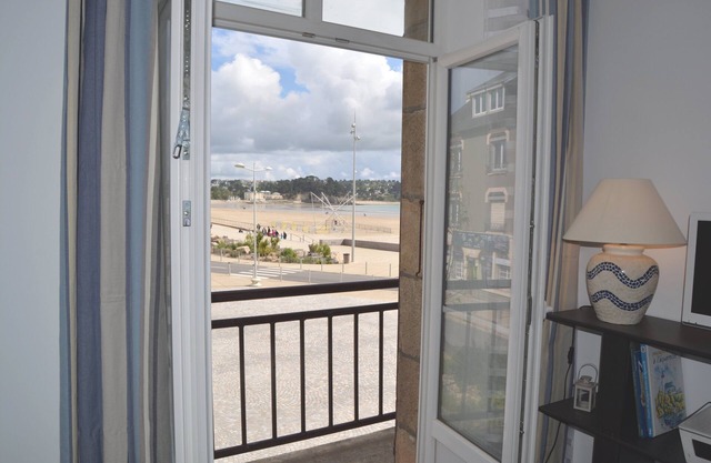 F2 Sea and Morgat beach view with small balcony