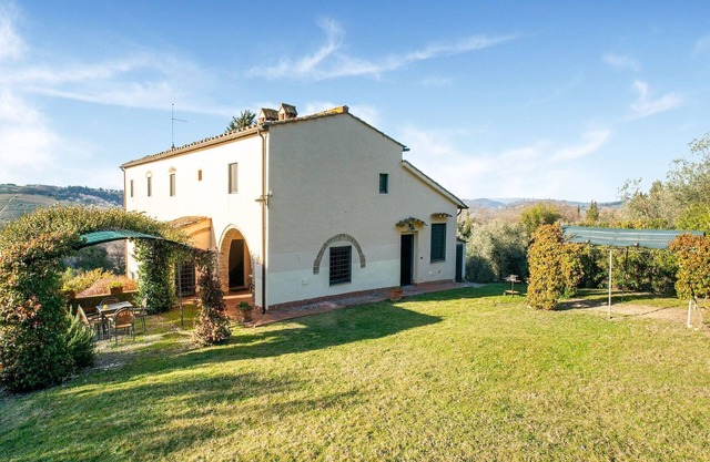 Farmhouse in Tuscany with Vineyards