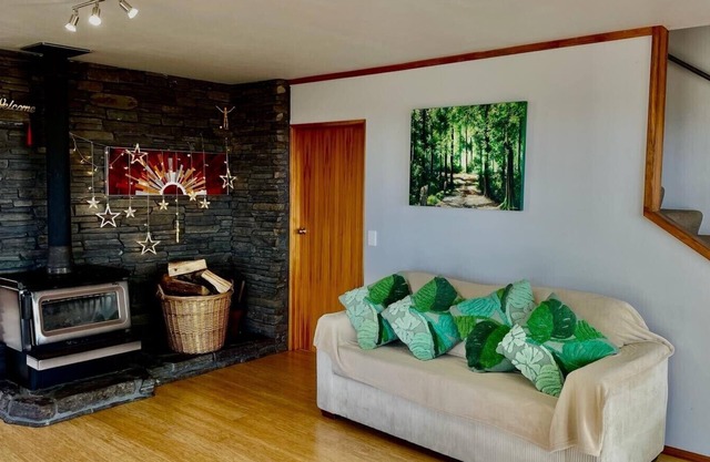 Fab 4-bedroom 44a estate - sleeps 14 - Motueka Valley - your own nature reserve!