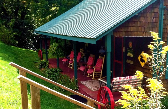 Fab Fall at Affordable Creekside Cedar Cabin-Hot Tub, K.Bed, Rustic'n Romantic!
