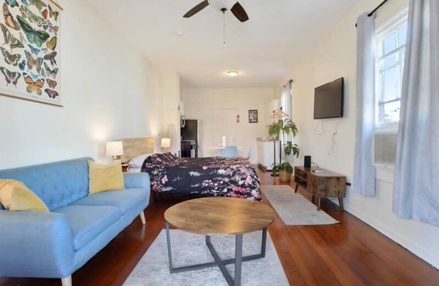 Fab Studio | Walk to Food and Music | Pet Friendly