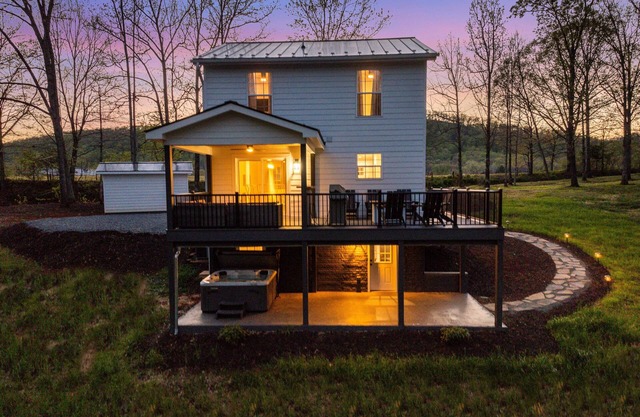 Faber Farmhouse: Hot Tub Near & Wineries/Breweries