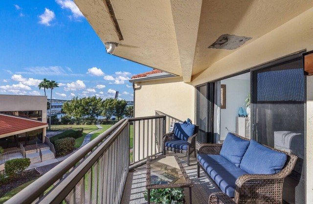 Fabulous 2 bedroom/2 bathroom Condo on the Manatee River