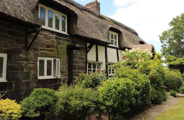 FABULOUS 4 BEDROOM THATCHED COTTAGE