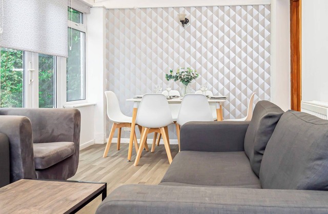 Fabulous 5 Bedroom House in Guildford - Sleeps 9