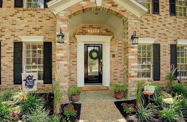 Fabulous 5-bedroom house/private Pool in Houston a few minutes from the airport