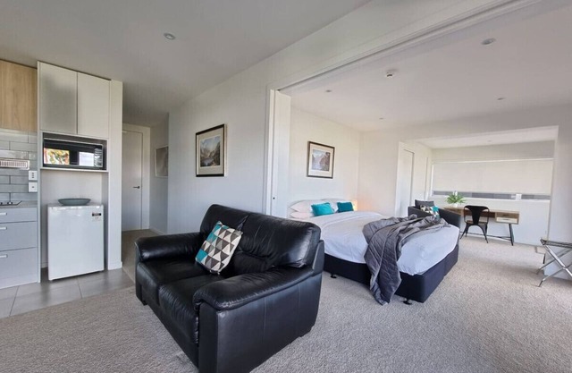 Fabulous Castor Bay 1 Bedroom With Views & SkyTV