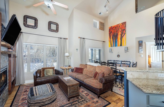 Fabulous condo close to Chair lifts 1 and 10 in Meadows Area