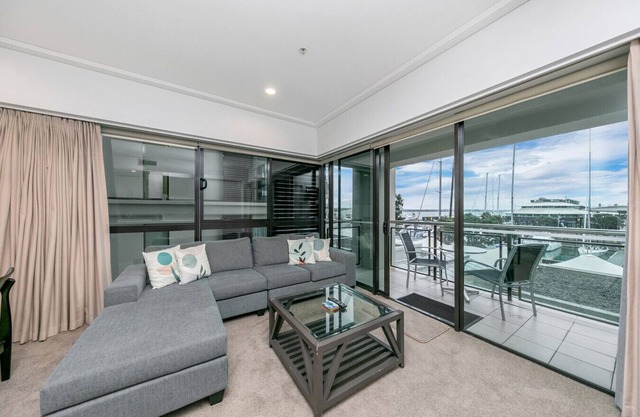 Fabulous Corner Apartment w/Dazzling Harbour View