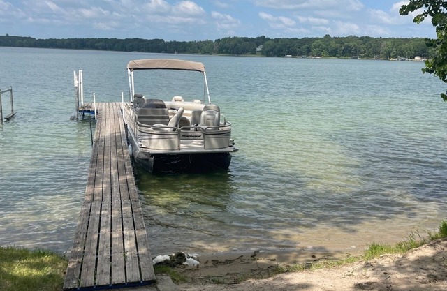 Fabulous Duck Lake Cabin just steps from the water!
